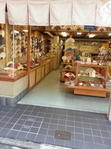 This fan shop was located on the way up to Kiyomizu Temple.