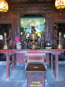 Inside the temple, a table for offerings and worship is still in use. Many visitors lit incense, made donations and said prayers to the Emperor of the North.